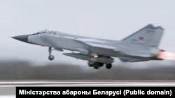 Un avion rusesc MIG-31K cu o rachetă hipersonică Kinzhal în timpul decolării pe aerodromul din Machulishchy în februarie.