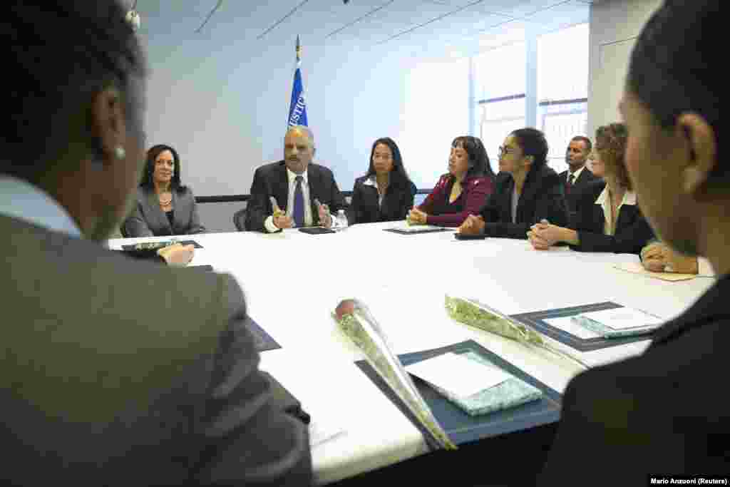 Эрик Холдер (в центре), в ту пору генпрокурор США, вместе с Харрис (слева), тогда генпрокурором Калифорнии, обращается к выпускникам программы &laquo;Осуждение и альтернативные приговоры&raquo; в Окружном суде США в Лос-Анджелесе, Калифорния (24 октября 2014 года). &nbsp;