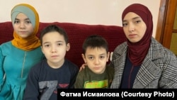 Фатма Исмаилова (у) балалары Хадиджа, Халид һәм Фатих белән 