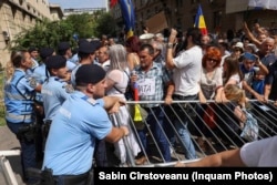 Protestatarii AUR au luat cu asalt Ministerul Sănătății, fiind opriți de jandarmi să intre în clădire. Unul dintre ei s-a cățărat totuși pe clădire.