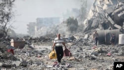 بخش های وسیعی از غزه به ویرانه مبدل شده است 