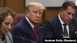 Donald Trump, în sala de judecată, unde i se aduc la cunoștință cele 34 de capete de acuzare și este trimis în judecată, pe 4 aprilie 2023