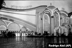 "Imperial Continental" në Kabul - dikur ishte një vend ku dikur interpretonin drejtpërdrejt muzikantë dhe DJ - tani i ndaluar për shkak të ndalimit të muzikës dhe vallëzimit nga talibanët, pasi ata i konsiderojnë veprime kundër rregullave të islamit.