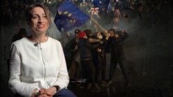 Женщина с флагом ЕС и её защитник
