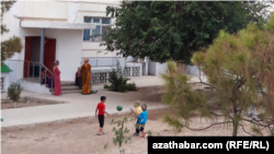 Işikde oýnaýan çagalar