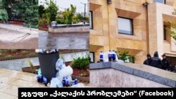 პეპსის ბოთლები მთავრობის ადმინისტრაციის შენობასთან. ფოტოები ფეისბუკის ჯგუფში აიტვირთა 15 მაისს.