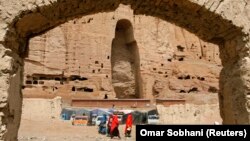 تصویر آرشیف: گروهی از زنان در نزدیکی تمثال ویران شده بامیان 