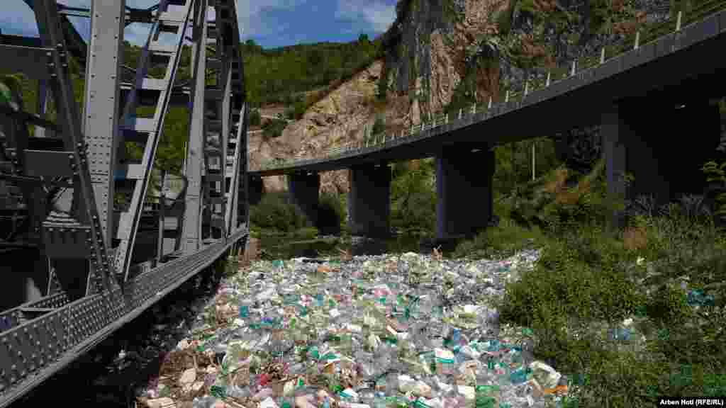 Ngufatja e lumit nga mbeturinat.