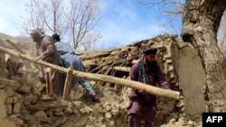 یک خانه تخریب شده در اثر زلزله اخیر در افغانستان