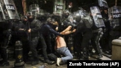 30 აპრილის ღამეს პოლიციამ არაერთ მოქალაქეზე იძალადა ფიზიკურად - კადრებში ჩანს, როგორ ურტყამენ აქციის მონაწილეებს სახეში, სცემენ ქალებს.