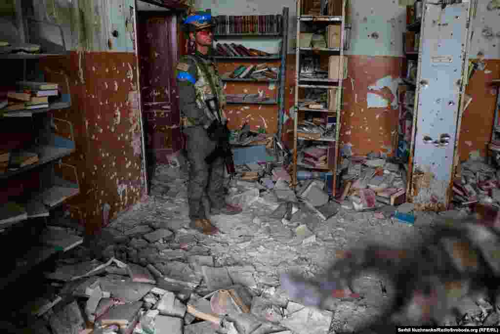 Украинский военный с позывным "Лермонтов" в сельской библиотеке Благодатного