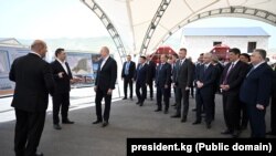 Кыргызстандын президенти Садыр Жапаров менен Азербайжандын президенти Ильхам Алиев мектептин курулушуна капсула салып жатат. 25-апрель, 2024-жыл.