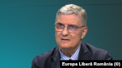 Președintele Cosiliului Fiscal, Daniel Dăianu, semnează opinia oficială legată de primul pachet de măsuri al guvernului Bolojan.