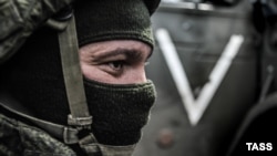 Российский военный на фоне символики полномасштабного вторжения РФ в Украину, иллюстрационное фото