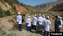 Орусиялык “Росатом” ишканасынын өкүлдөрү Жумгалда уран калдыктарын көчүрүү иштери менен таанышып жаткан учур. Архивдик сүрөт.