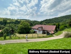 A faluban életvitelszerűen 16-an laknak. Köztük gyerekek is.