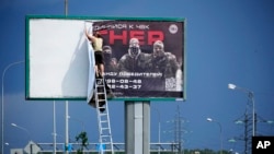 "Вагнердин" козголоңунан кийин Орусияда жалданма жоокерлерди кабыл алуу үчүн ачылган жайлары жабылып, көрнөк-жарнактары алына баштаган.