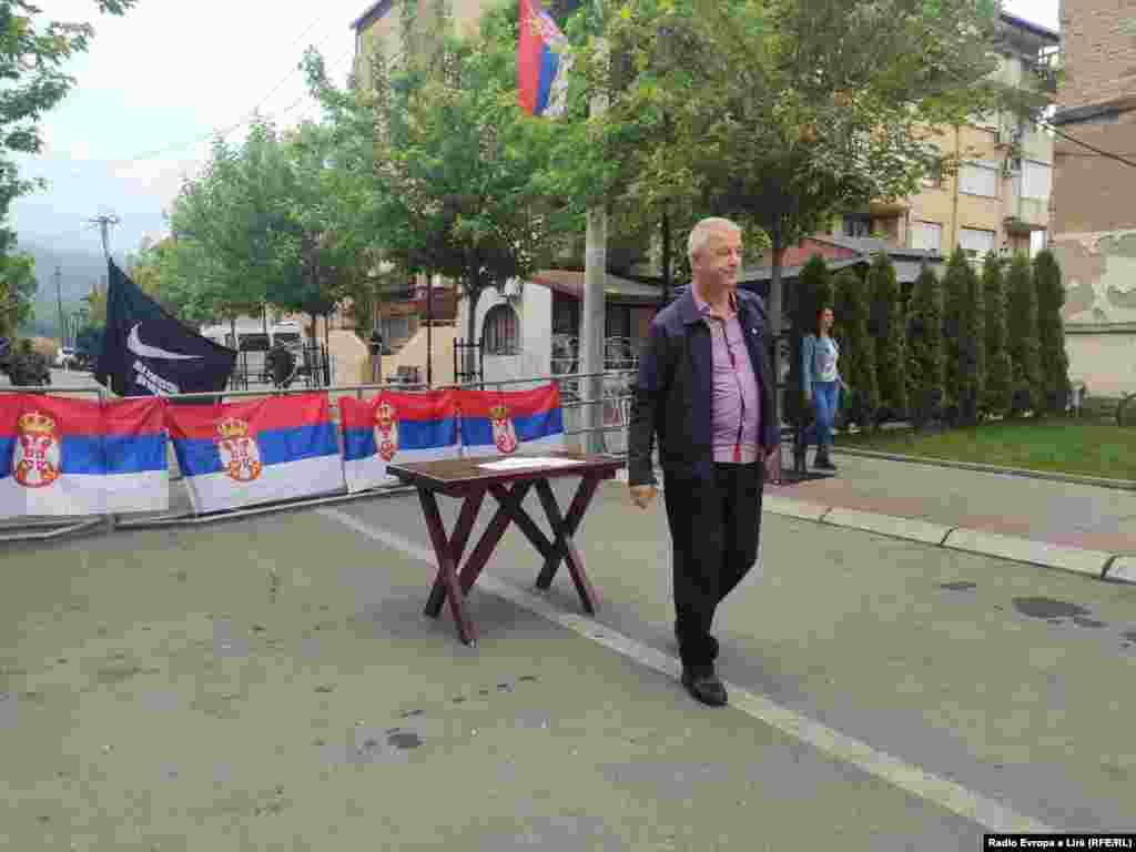 Në Zveçan është vendosur një tavolinë me listën e nënshkrimeve. Protestuesit, serbë lokalë, duhet ta firmosin dokumentin, për ta konfirmuar pjesëmarrjen në protestë.