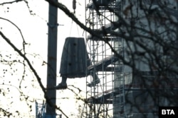 Një pjesë e Monumentit të Ushtrisë së Kuqe në Sofje duke u hequr më 18 dhjetor 2023.