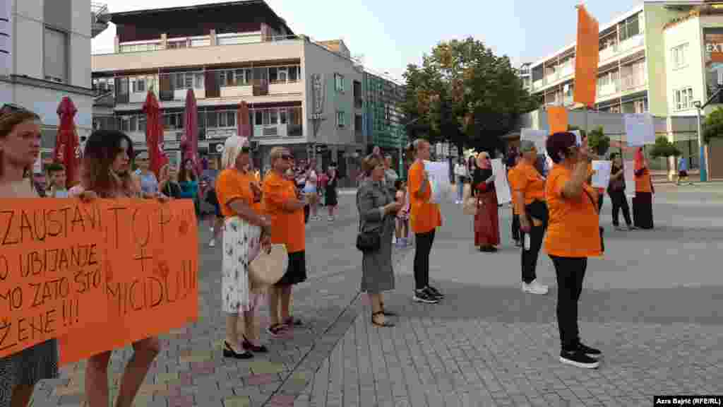 "Svjedočimo svakodnevno raznim oblicima nasilja nad ženama. Odmah nakon informacije o ubistvu Nizame Hećimović u Gradačcu izišle smo na ulice Bihaća, istog dana, i ponovile naše zahtjeve&ldquo;, kaže Enisa Raković, direktorica Organizacije &ldquo;Glas žene&rdquo; koja je organizator protest u Bihaću 18. augusta.
