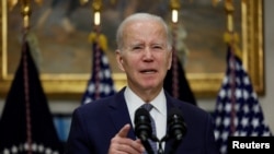 Adresându-se americanilor cu mesajul că depunerile lor bancare sunt sigure, Biden a cerut Congresului să întărească regulamentele bancare și l-a învinuit pe Trump pentru reducerea lor.