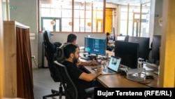 Të rinj duke punuar në kompaninë Kutia në Prishtinë.