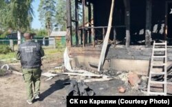 Autoritetet duke kryer hetime afër shtëpive.