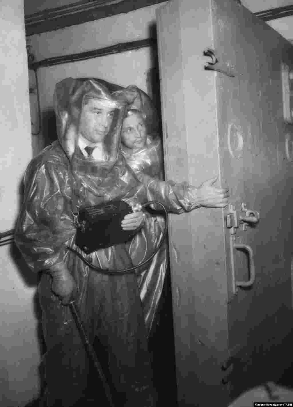 Shkencëtarët matin nivelet e rrezatimit brenda Centralit Bërthamor të Obninskut më 1957. Një dëshmitar i reaktorit eksperimental që u aktivizua në vitin 1954 e përshkroi atë që dukej si&nbsp; "një rrymë avulli që dilte nga valvula me një fërshëllimë të fortë. Reja e bardhë e avullit të zakonshëm, e cila ende nuk ishte mjaft e nxehtë për ta rrotulluar turbinën, na dukej një mrekulli. Në fund të fundit, ky ishte avulli i parë i prodhuar nga energjia atomike&rdquo;.