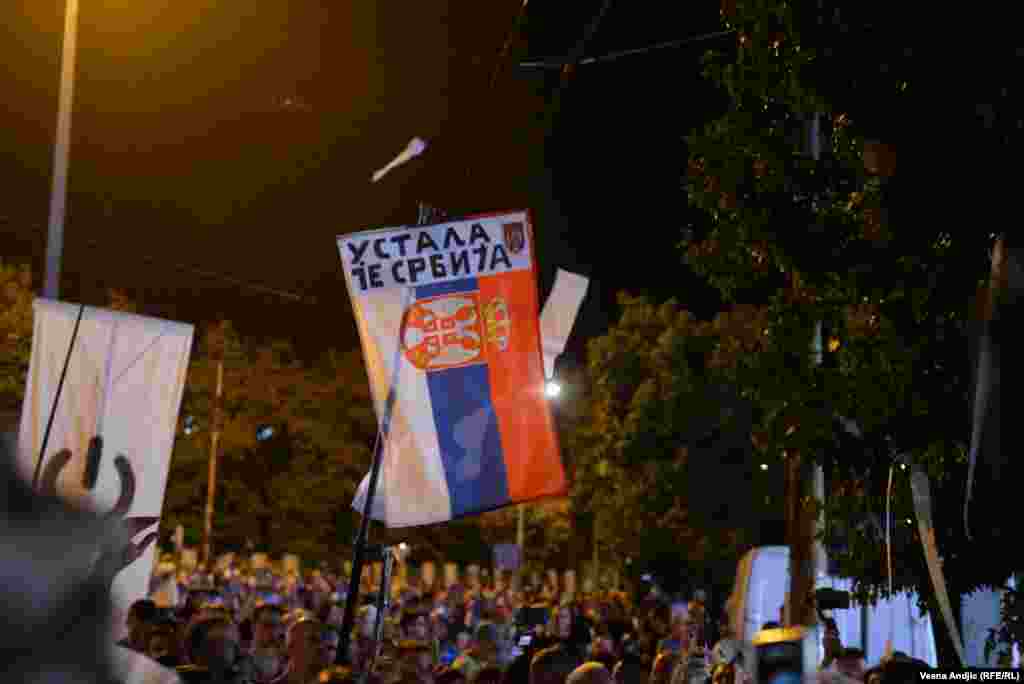 Protesti su počeli polovinom maja, nakon dva masovna ubistva koja su potresla Srbiju. U masovnom ubistvu 3. maja u beogradskoj osnovnoj školi "Vladislav Ribnikar", učenik sedmog razreda, ubio je devetoro đaka i školskog čuvara. Dan kasnije je u odvojenom incidentu napadač ubio devet osoba u selima Malo Orašje i Dubona kod Smedereva i Mladenovca.