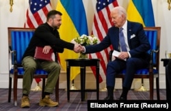 Presidenti ukrainas, Volodymyr Zelensky, dhe presidenti amerikan, Joe Biden, gjatë një takimi në Paris, më 7 qershor.