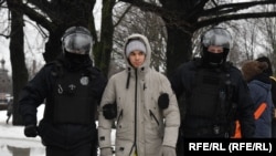 Санкт-Петербургда Алексей Навальныйды эскерүүгө чыккандарды камоо. 