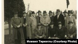 1935 елның 11 марты. Истанбулның Әдернәкапы зираты. Йосыф Акчураны җирләү вакыты. Уртада - Гаяз Исхакый.