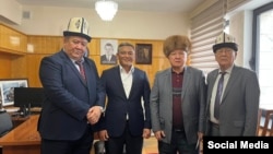 "Монпарнас" журналынын алгачкы саны чыккандан кийин калемгерлерге "Айтыш" коомдук фондунун тең төрагасы, депутат Мирлан Самыйкожо калем акы тапшырган учур. (Солдон оңго: акын Бешболуш Матисаков, Мирлан Самыйкожо, адабиятчы Абдыкерим Муратов, акын Догдурбек Юсупов).  