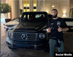 ავტომობილი, რომელიც კადიროვმა აჩუქა ჰამზათ ჩიმაევს