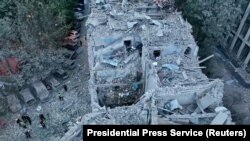  Соккуда бир катар үйлөр жана имараттар кыйрап, жабыркады.