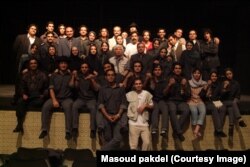 بهرام بیضایی همراه همکارانش در اجرای نمایش «مجلس شبیه در ذکر مصائب استاد نوید ماکان و همسرش مهندس رُخشید فرزین»