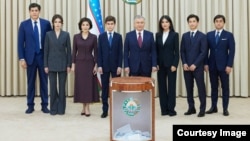 Шавкат Мирзиёев үй-бүлөсү менен добуш берүүгө келген учур. Ташкент, 9-июль, 2023-жыл.