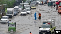 په پېښور کې تر باران وروسته په سړک اوبه ولاړې دي ـ پخوانی انځور.