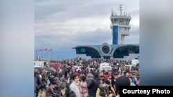 Жители Нагорного Карабаха собираются в аэропорту близ Степанакерта 