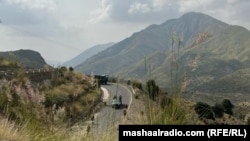 په جنوبي وزیرستان کې پاکستاني پوځیان د سرک پر غاړه تلاشۍ اخیستو ته ولاړ دي ـ پخوانی انځور.