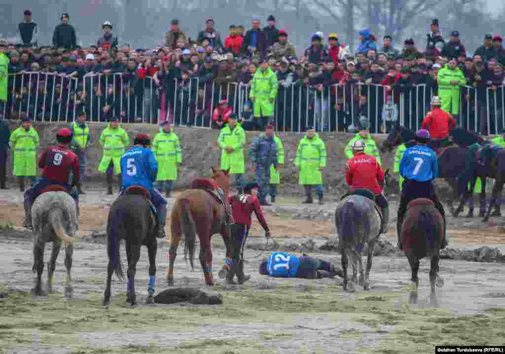 "Ынтымак" командасынын оюнчусу Өмүрбек Эсен уулунун оюн учурунда аттан кулап түшүп, кайра туруп оюнду улантты.&nbsp;