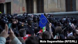 შვიდსაათიანი განხილვის შემდეგ, 19 საათისთვის, საქართველოს პარლამენტმა არ გაიზიარა პრეზიდენტის მოტივირებული შენიშვნები, დაძლია „აგენტების კანონზე“ დადებული ვეტო და 84 ხმით კანონი საბოლოოდ დაამტკიცა. პროცესი საპროტესტო აქციის ფონზე წარიმართა.