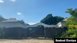 A hatvanpusztai birtok bejárata 2023. július elején