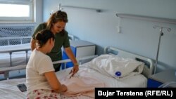 Mamia Hasime Kostanica duke biseduar me një nënë që ka lindur në KOGJ.