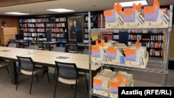 Һувер институтының уку залында Гариф Солтан архивы (аудиотасмалар)