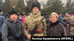 Тилек Сүйүндүков өткөн жылдын ноябрь айында ант берген учурда тартылган сүрөт. Жанында апасы жана бир тууган агасы.