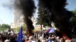 Протести на опозицијата пред парламентот во Тирана