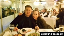 Айдай Турсунбекова атасы менен түшкөн сүрөт. Сүрөт анын Фейсбуктагы баракчасынан алынды.