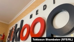 Бишкек шаардык прокуратурасы “Клооп” басылмасын жабуу боюнча сотко арыз жазганы 28-августта белгилүү болгон. 