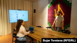 Arianit Fazliu, duke u konsultuar me një punëtore të kompanisë Kutia.